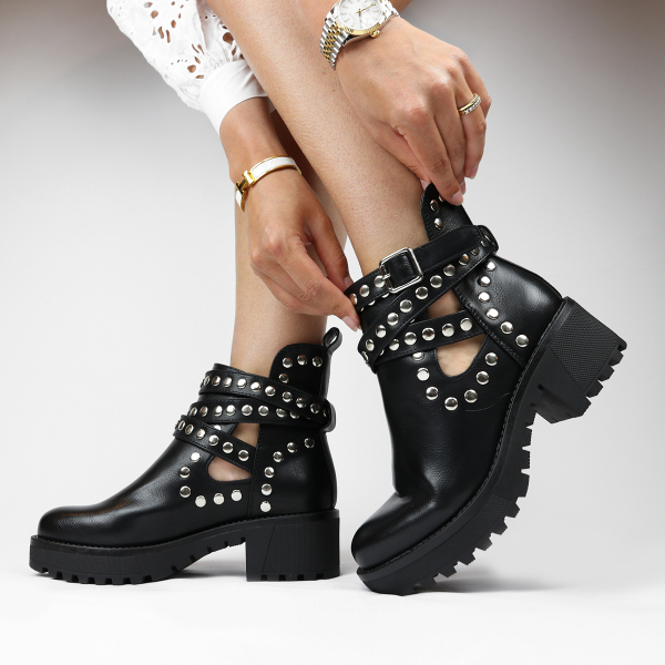 Cut Out Boots Met Studs